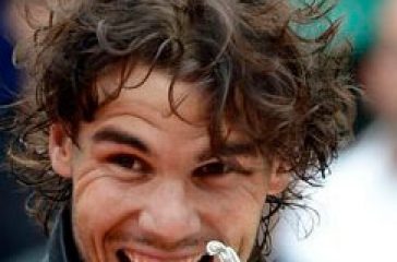 Rafa Nadal muerde el trofeo de Roland Garros 2012